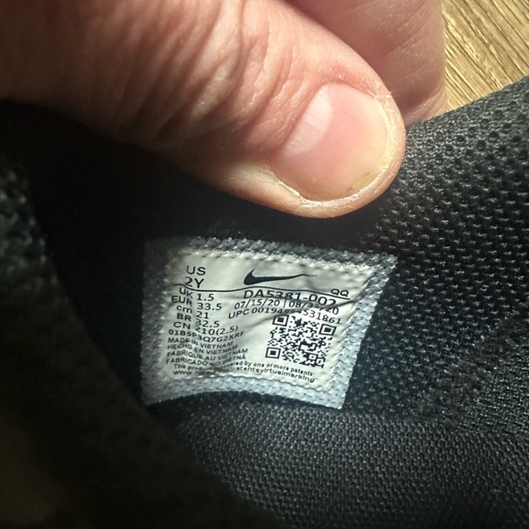 Nike Kids 2 Black Tennis Shoes - Picture 8 of 13